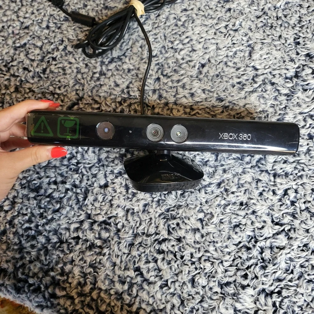Xbox 360 Controller & Kinect Bundle - 2 Items